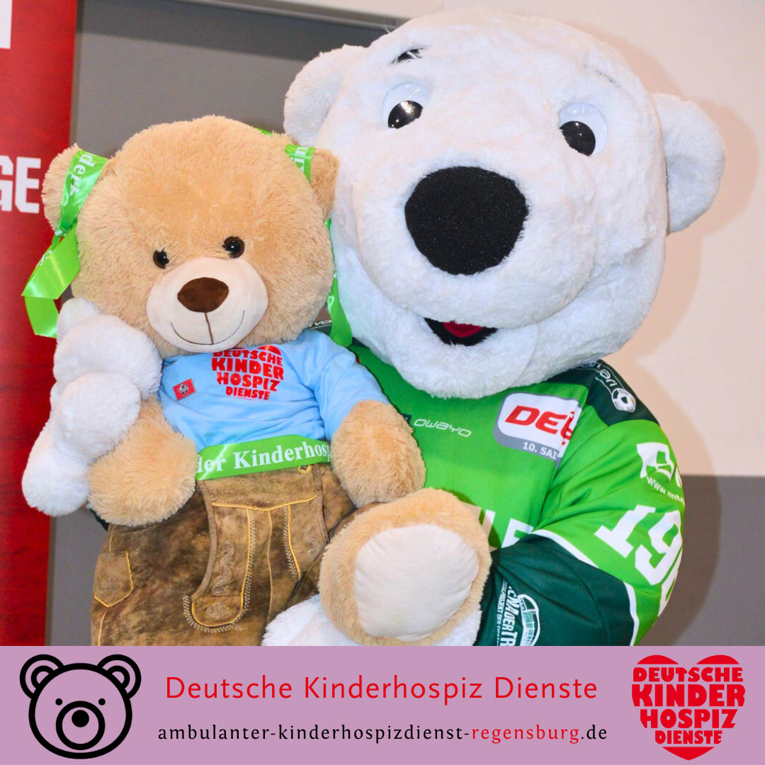 Bärenbotschafter Hope zusammen mit Bär-Maskottchen der Eisbären Regensburg